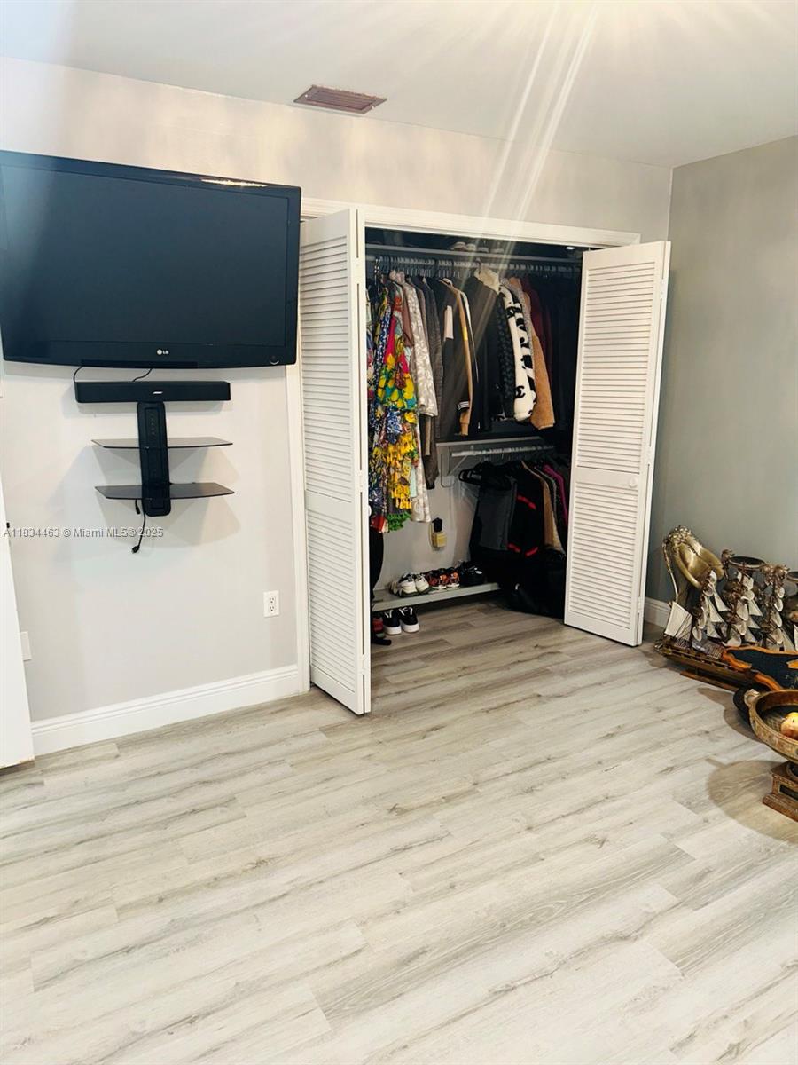 See details 8565 4 / 5 3576 sq. ft. $ 2025-07-16 0 Photo