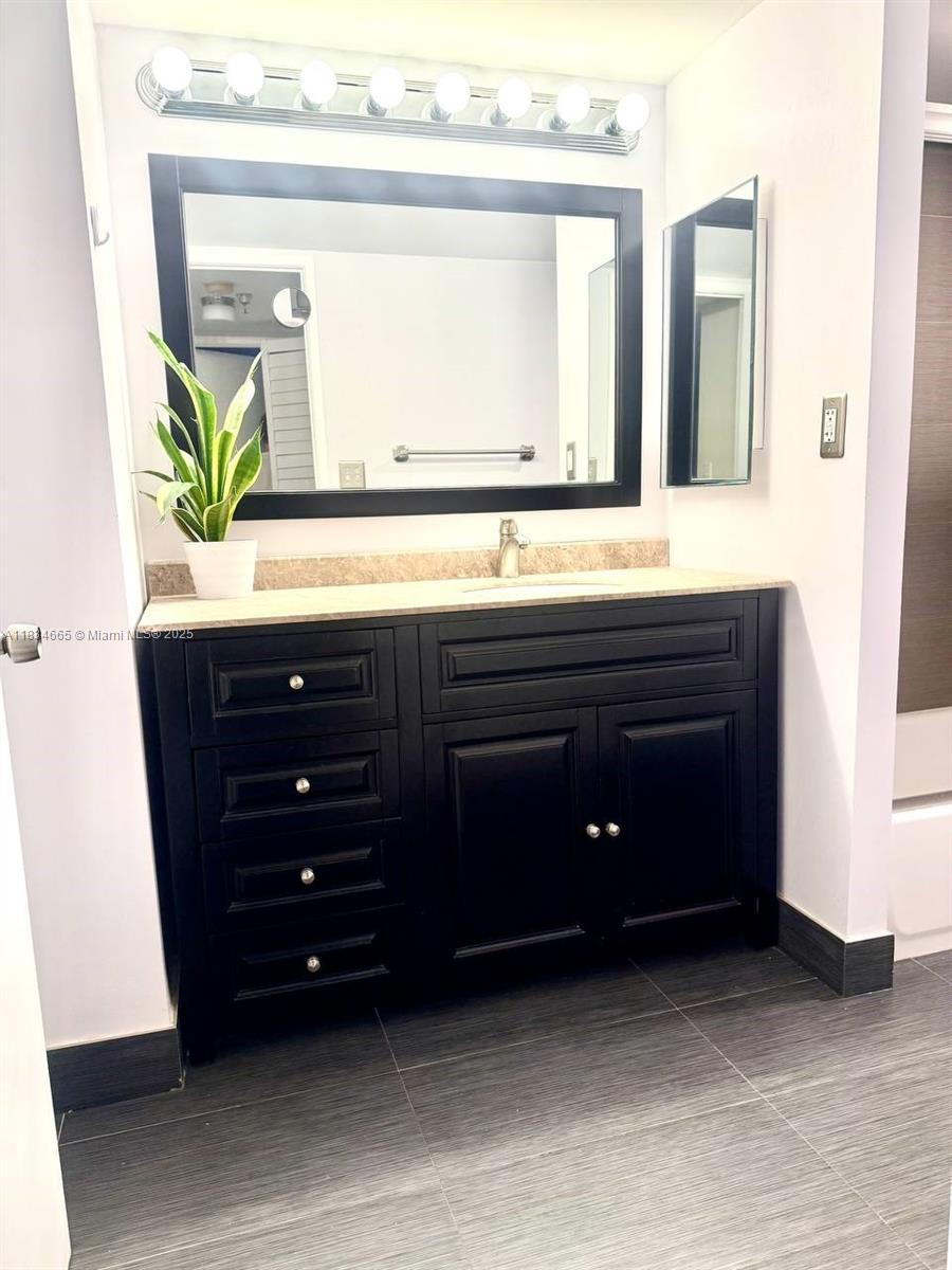 See details 1208 2 / 2 1240 sq. ft. $ 2025-07-28 0 Photo