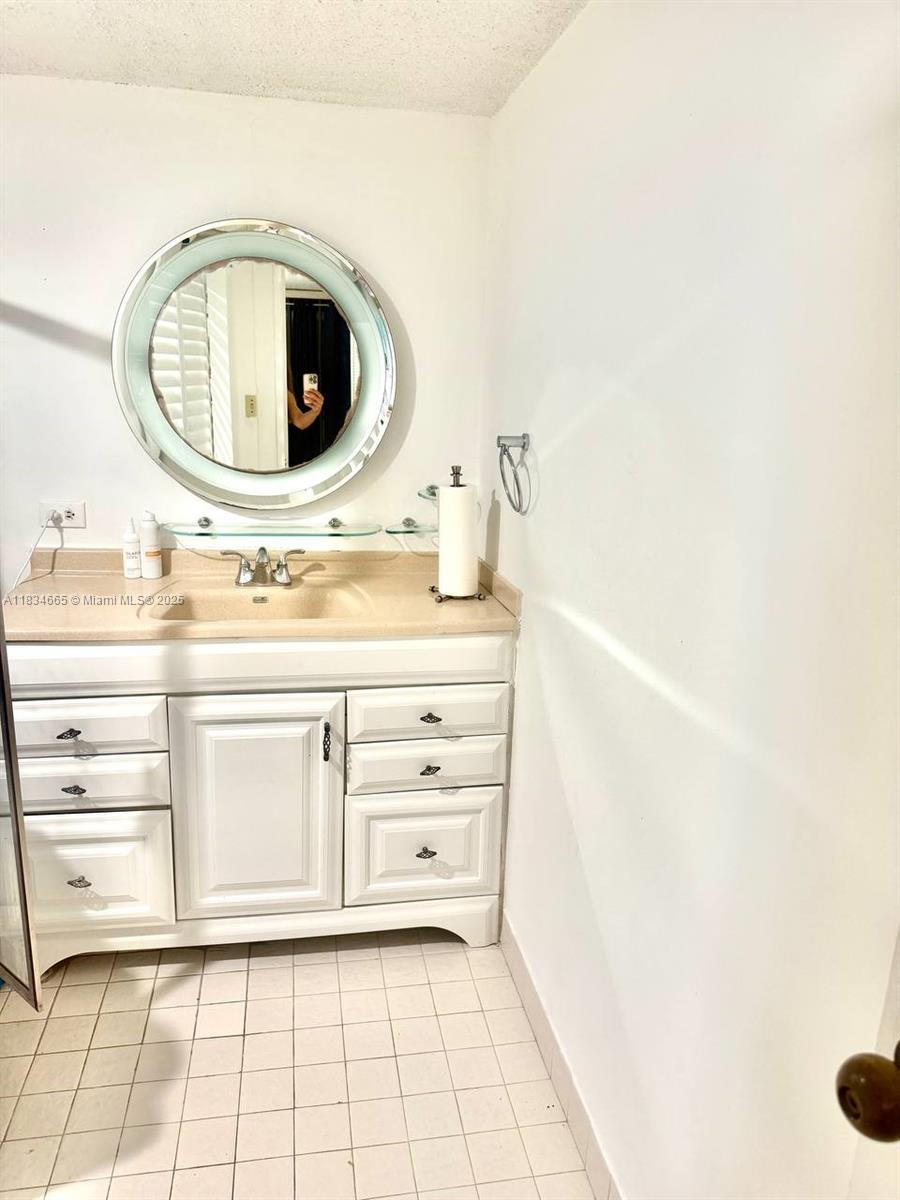 See details 1208 2 / 2 1240 sq. ft. $ 2025-07-28 0 Photo