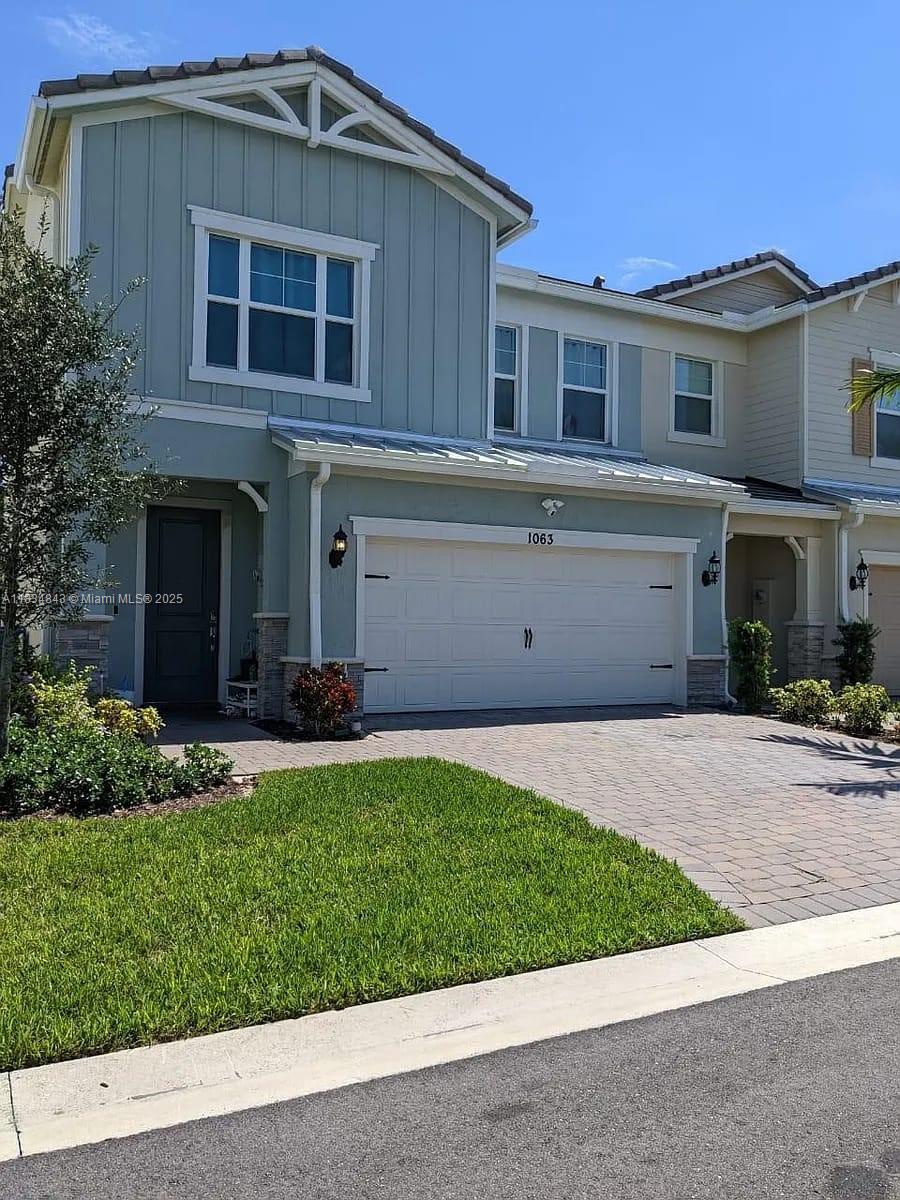 Ver detalles 1063 3 / 3 2049 sq. ft. $ 2025-07-06 0 foto