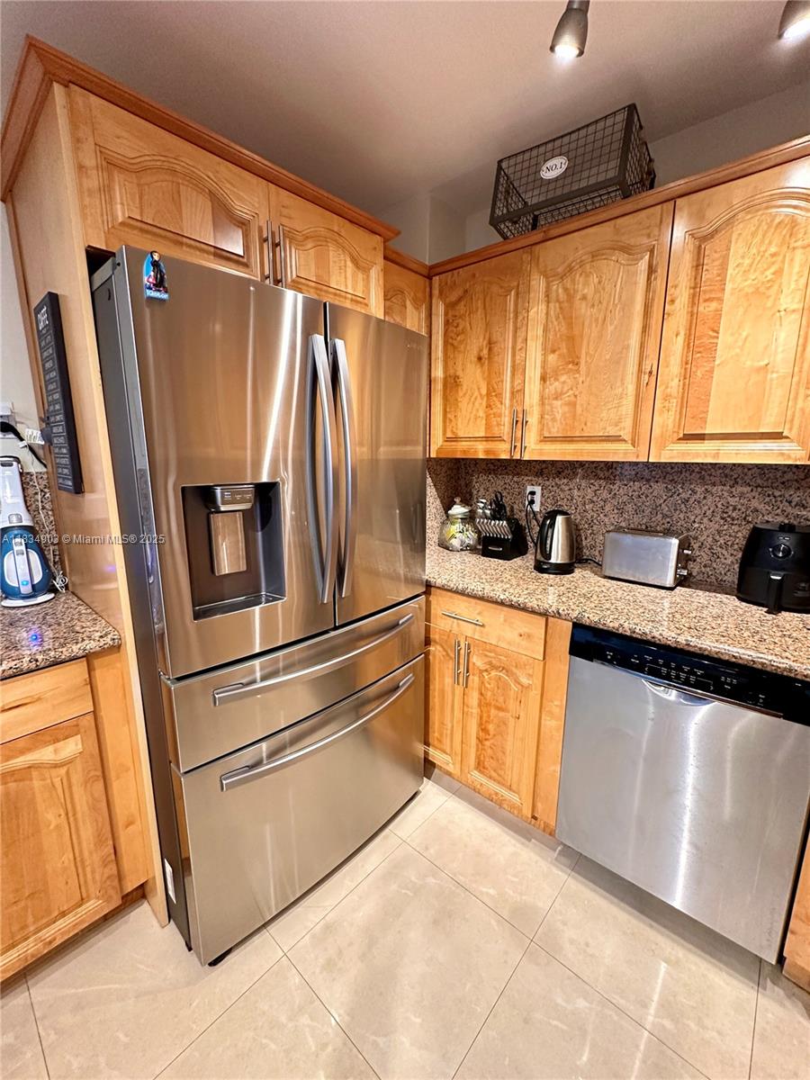610 2 / 2 1220 sq. ft. $ 2025-07-06 0 foto