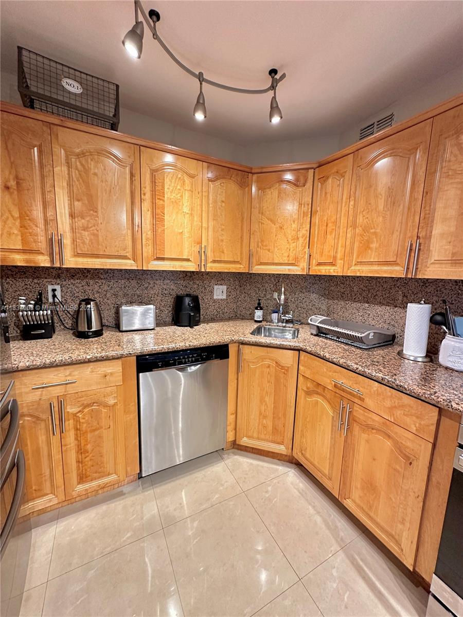 610 2 / 2 1220 sq. ft. $ 2025-07-06 0 foto