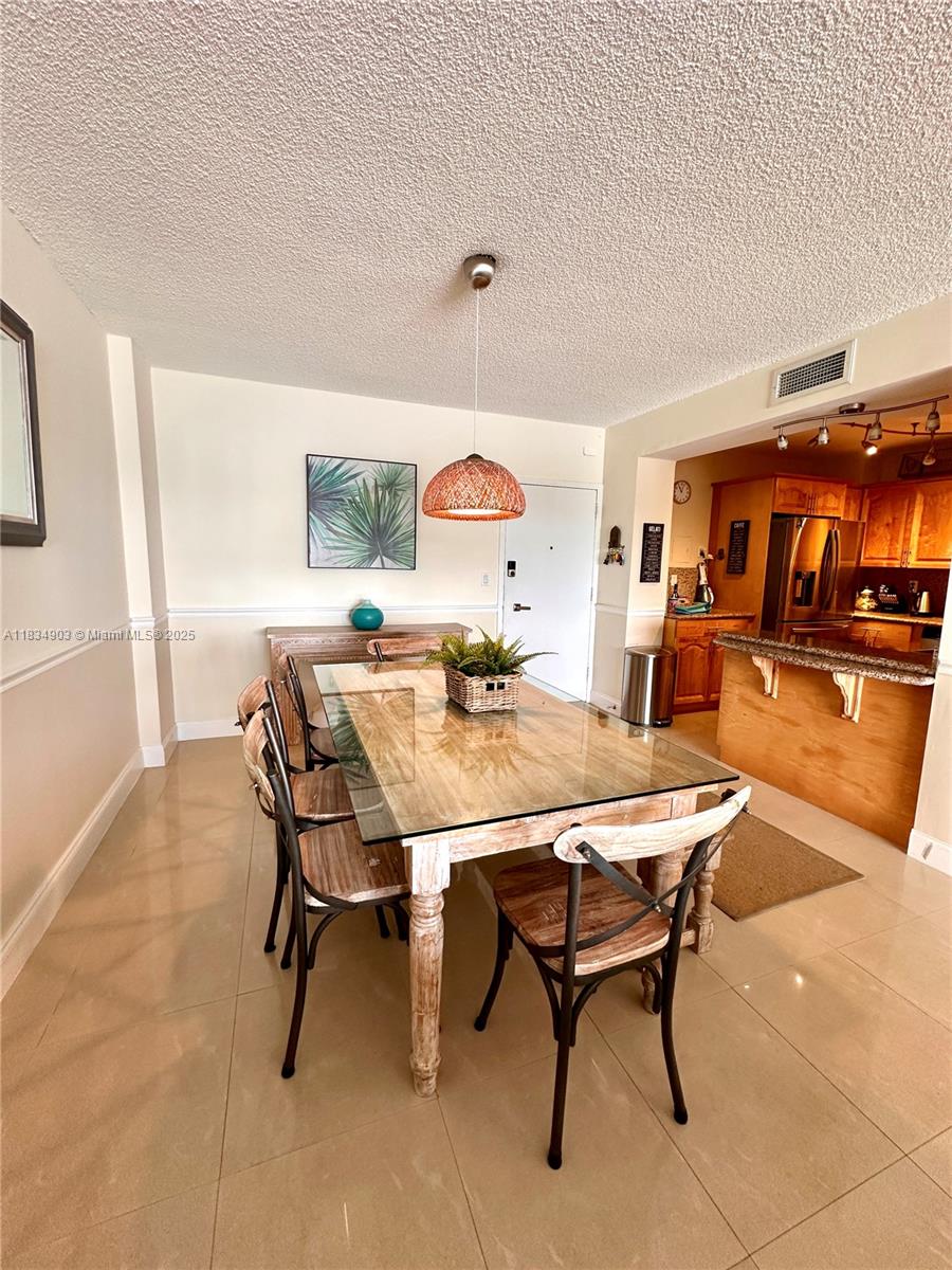 610 2 / 2 1220 sq. ft. $ 2025-07-06 0 foto