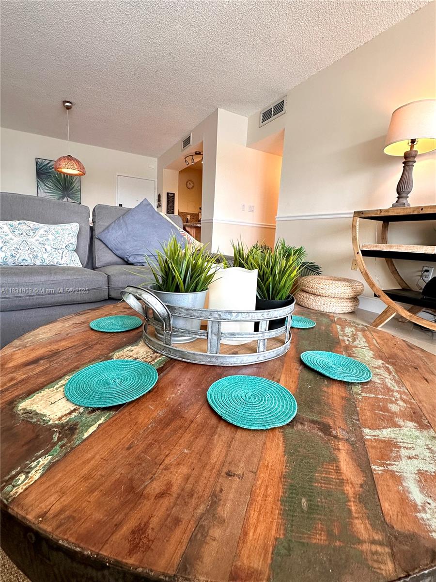 610 2 / 2 1220 sq. ft. $ 2025-07-06 0 foto