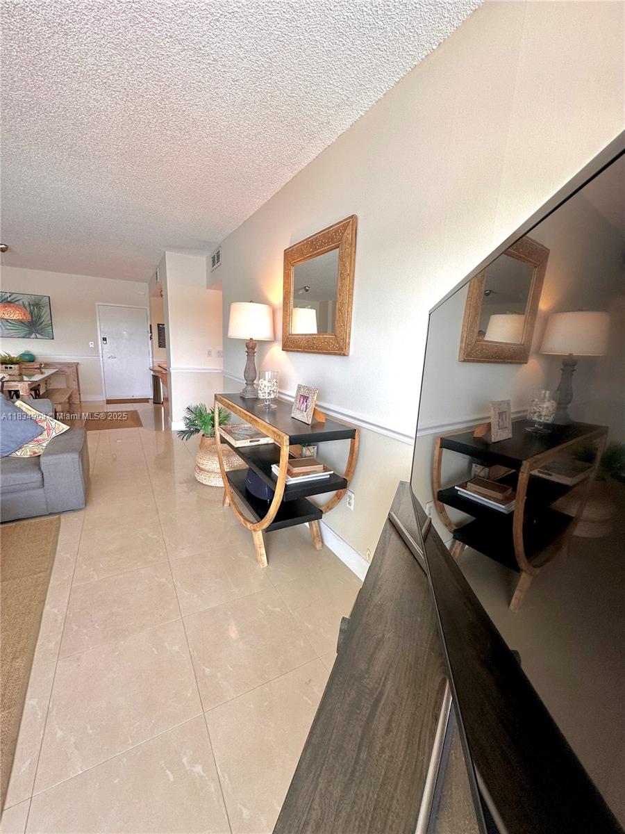 610 2 / 2 1220 sq. ft. $ 2025-07-06 0 foto