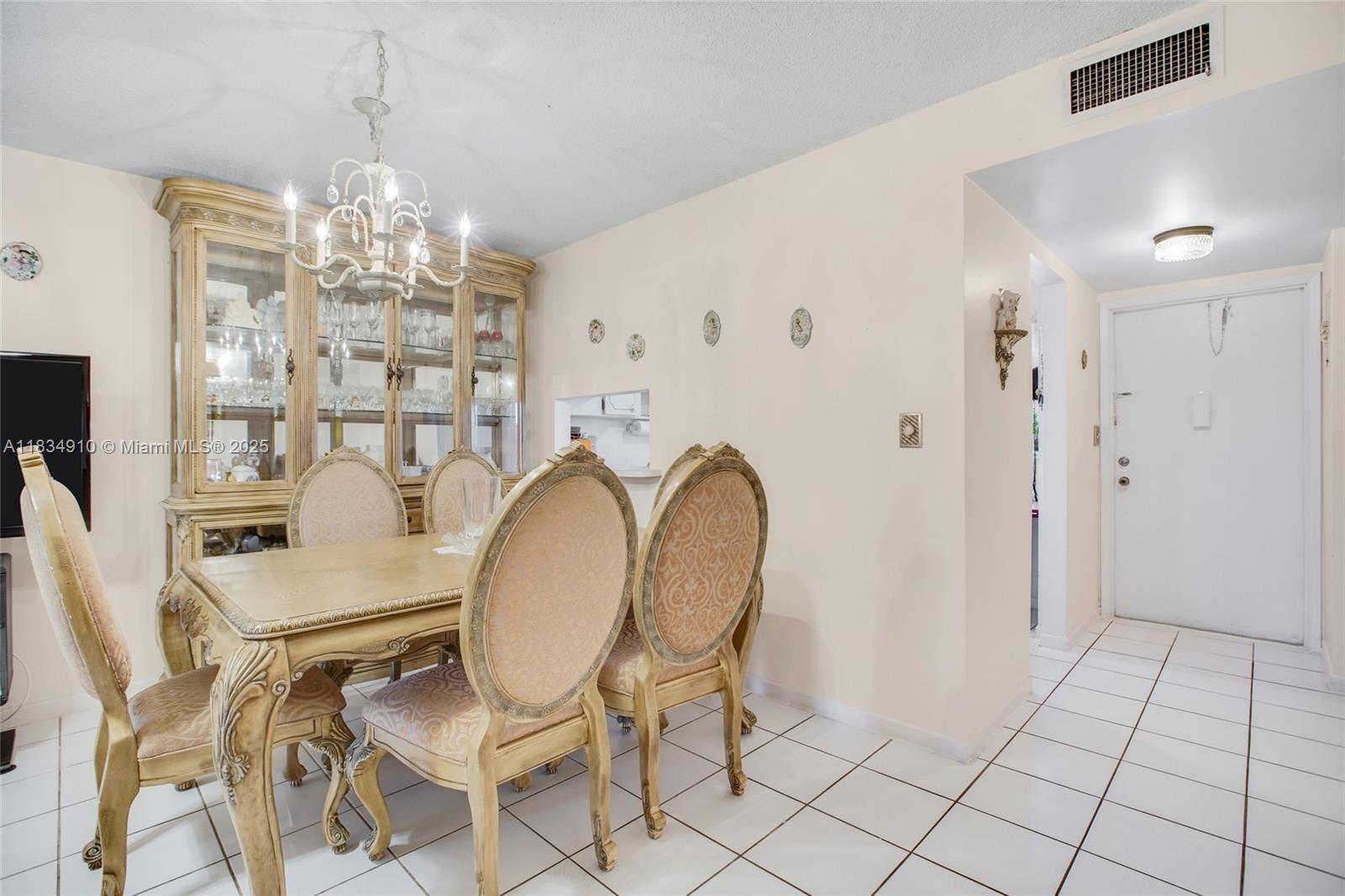 See details 211 1 / 1 700 sq. ft. $ 2025-07-06 0 Photo