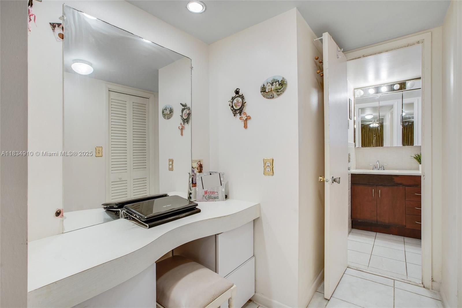 See details 211 1 / 1 700 sq. ft. $ 2025-07-06 0 Photo