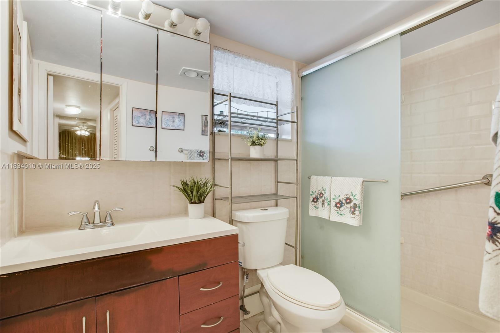 See details 211 1 / 1 700 sq. ft. $ 2025-07-06 0 Photo