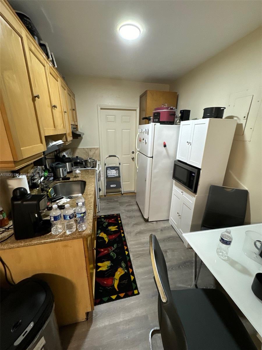 See details / 2700 sq. ft. $ 2025-07-28 0 Photo
