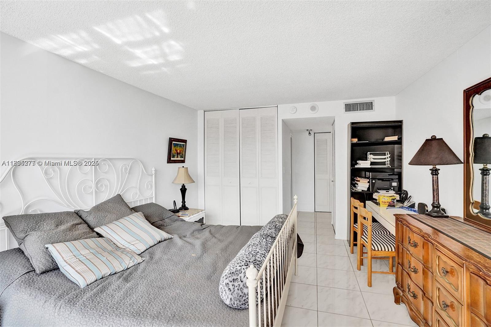 See details 415 1 / 2 943 sq. ft. $ 2025-07-28 0 Photo