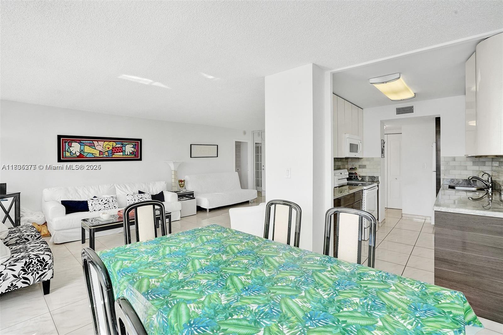See details 415 1 / 2 943 sq. ft. $ 2025-07-28 0 Photo