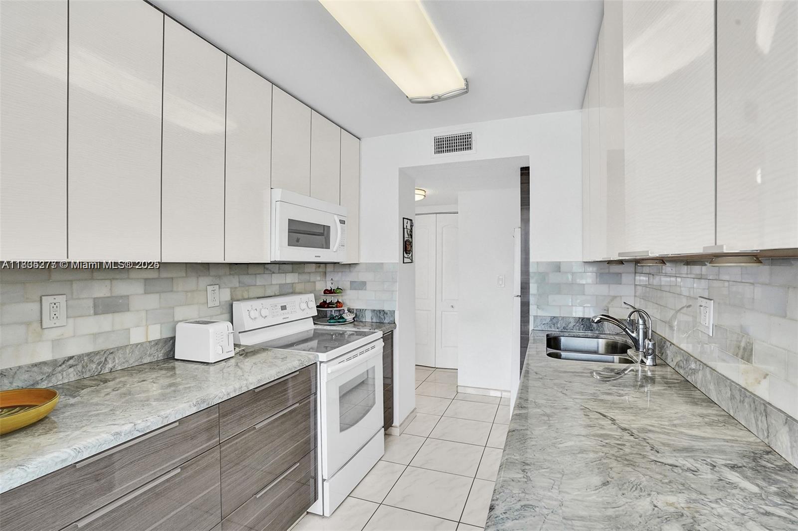 See details 415 1 / 2 943 sq. ft. $ 2025-07-28 0 Photo