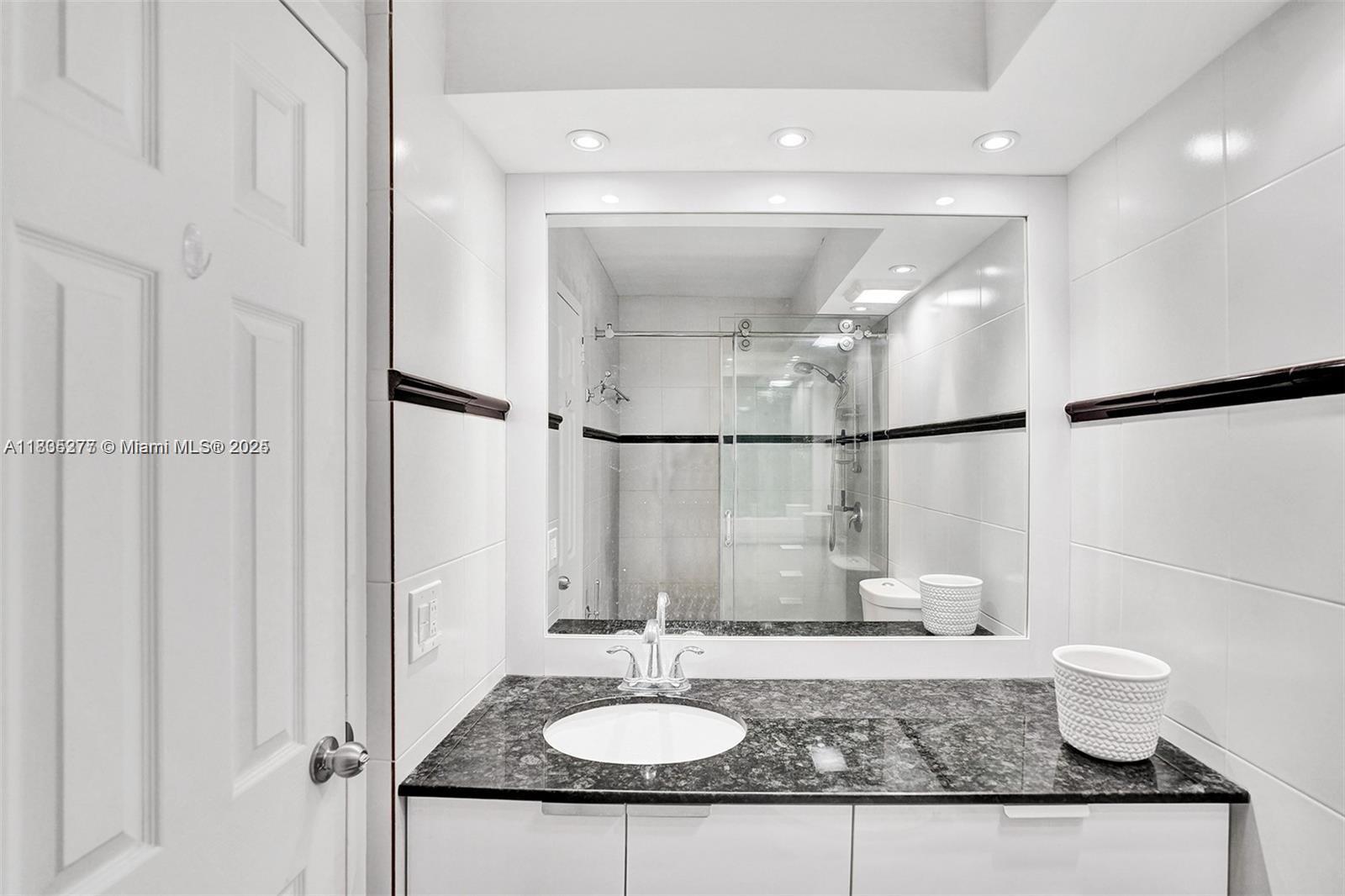 See details 415 1 / 2 943 sq. ft. $ 2025-07-28 0 Photo