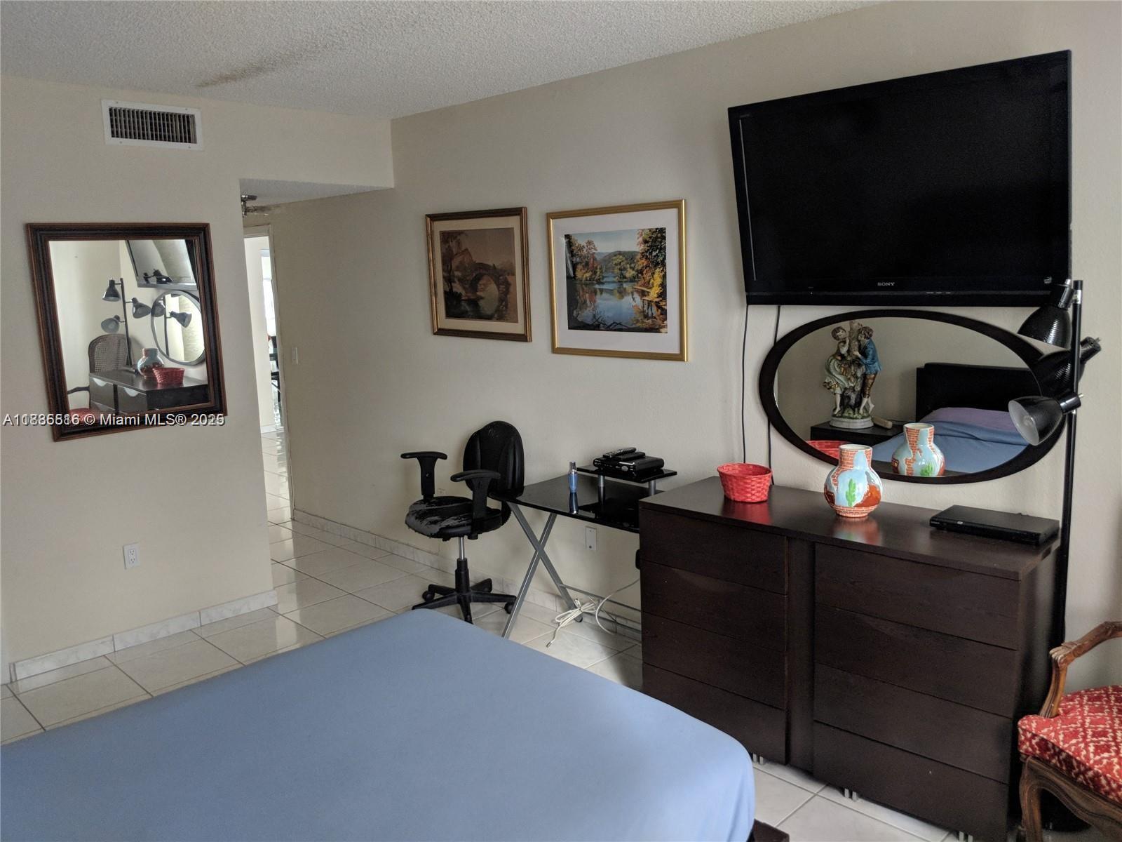 See details 15C 1 / 2 870 sq. ft. $ 2025-07-07 0 Photo
