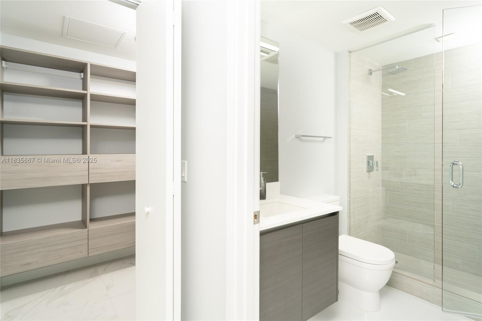 Ver detalles 4-2306 3 / 3 1524 sq. ft. $ 2025-07-07 0 foto