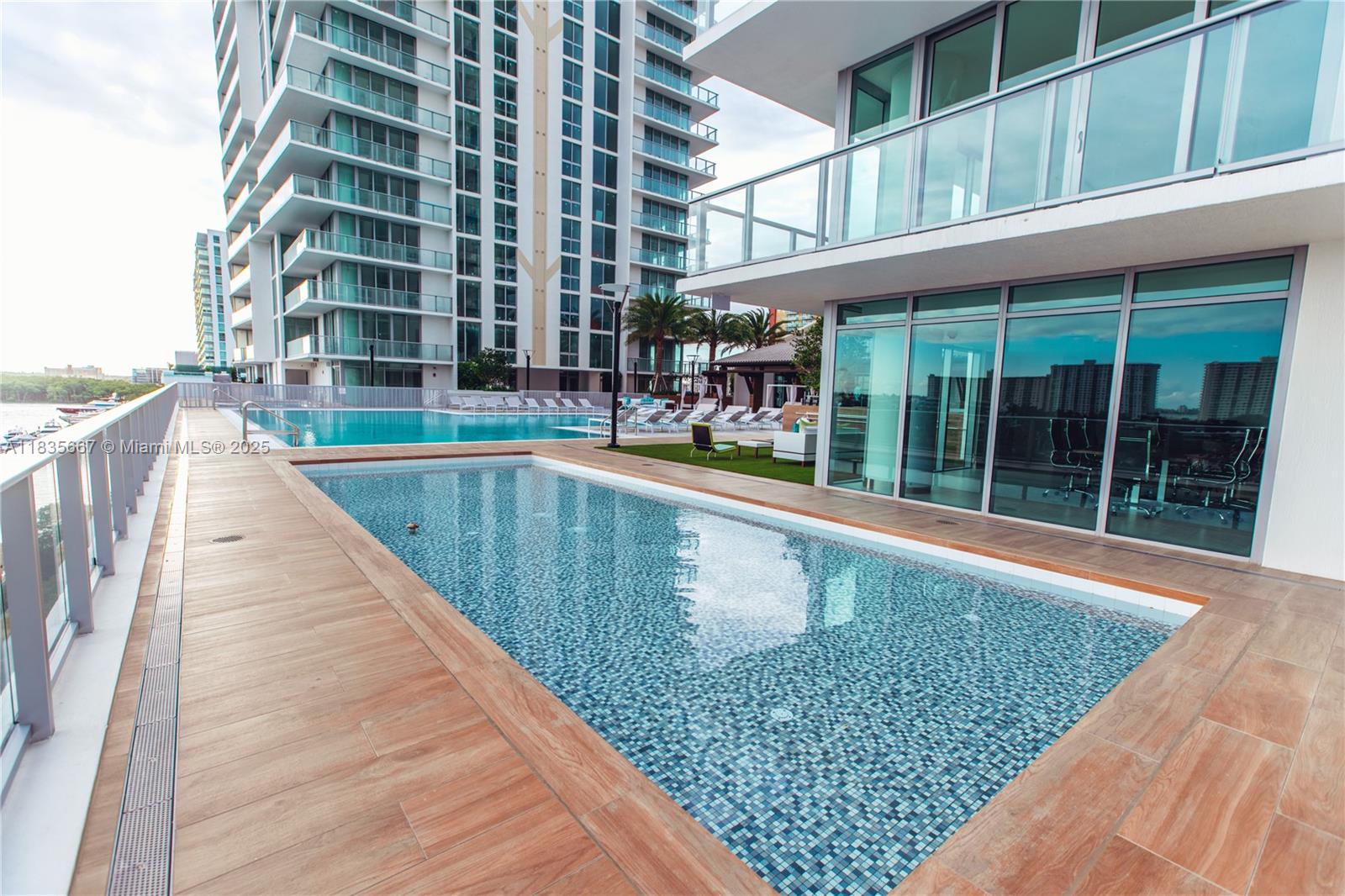 Ver detalles 4-2306 3 / 3 1524 sq. ft. $ 2025-07-07 0 foto