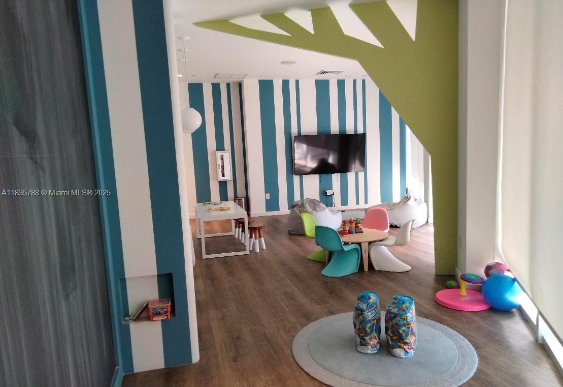 See details 701 3 / 3 2235 sq. ft. $ 2025-07-07 0 Photo