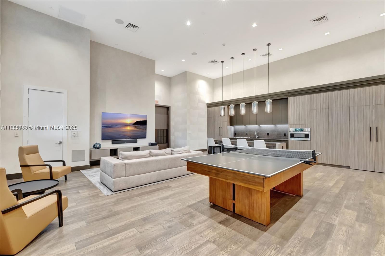 See details 701 3 / 3 2235 sq. ft. $ 2025-07-07 0 Photo