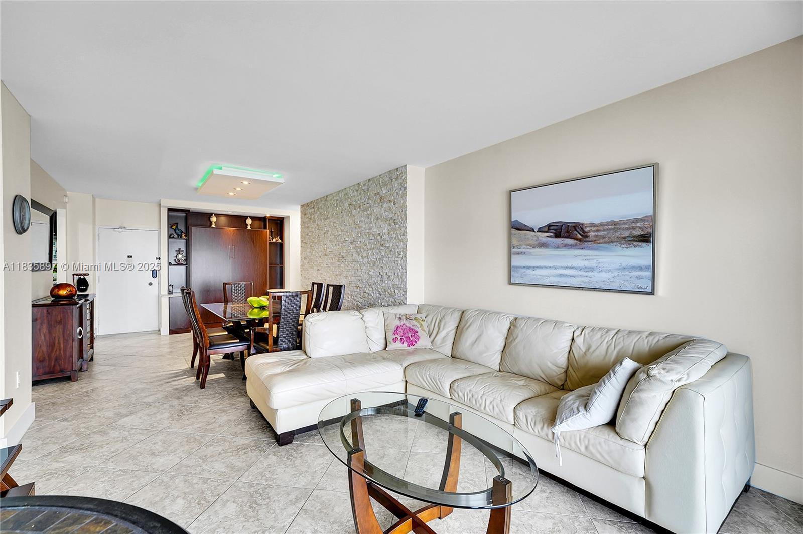 See details 21M 1 / 2 870 sq. ft. $ 2025-07-07 0 Photo
