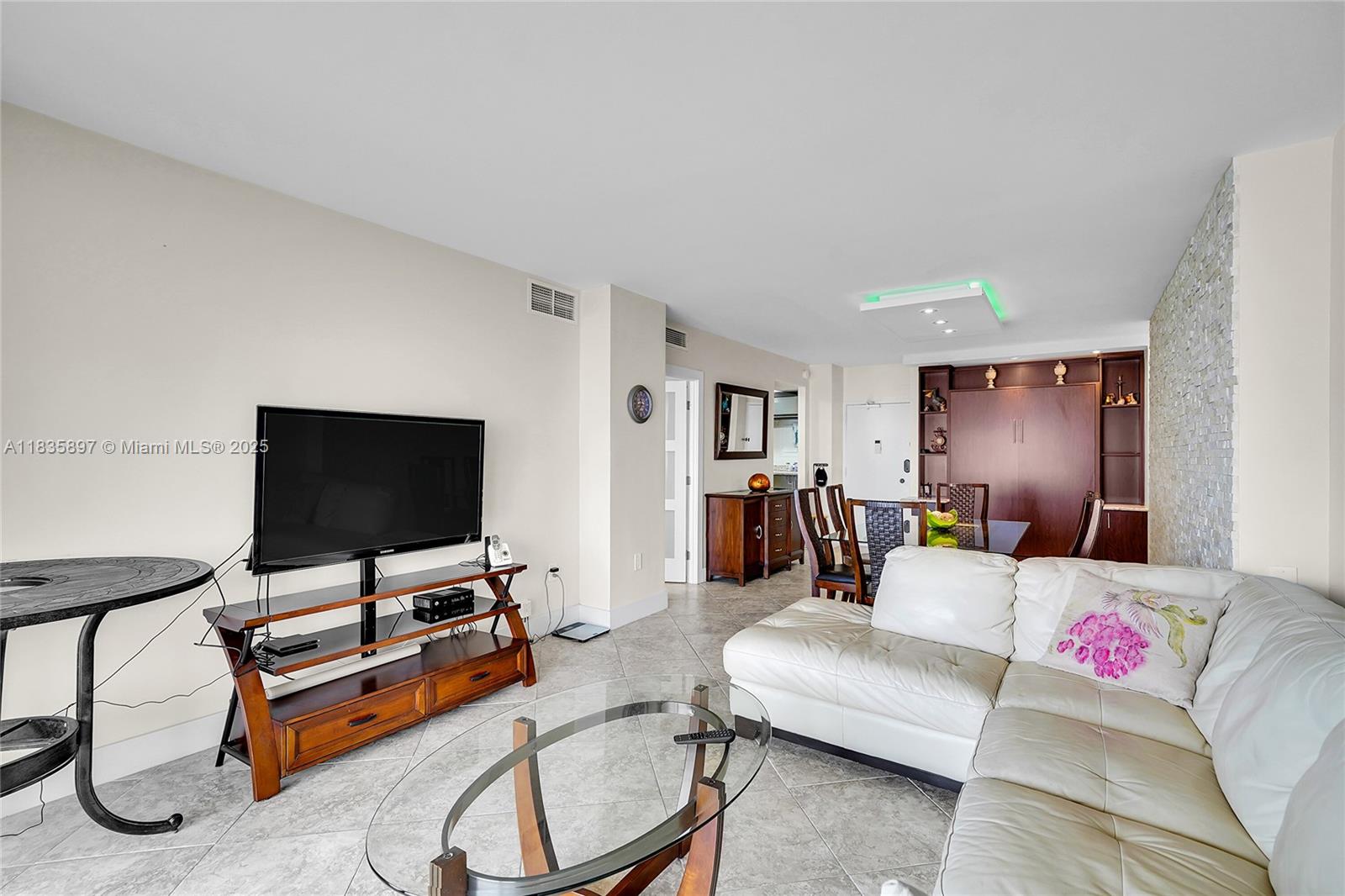 See details 21M 1 / 2 870 sq. ft. $ 2025-07-07 0 Photo