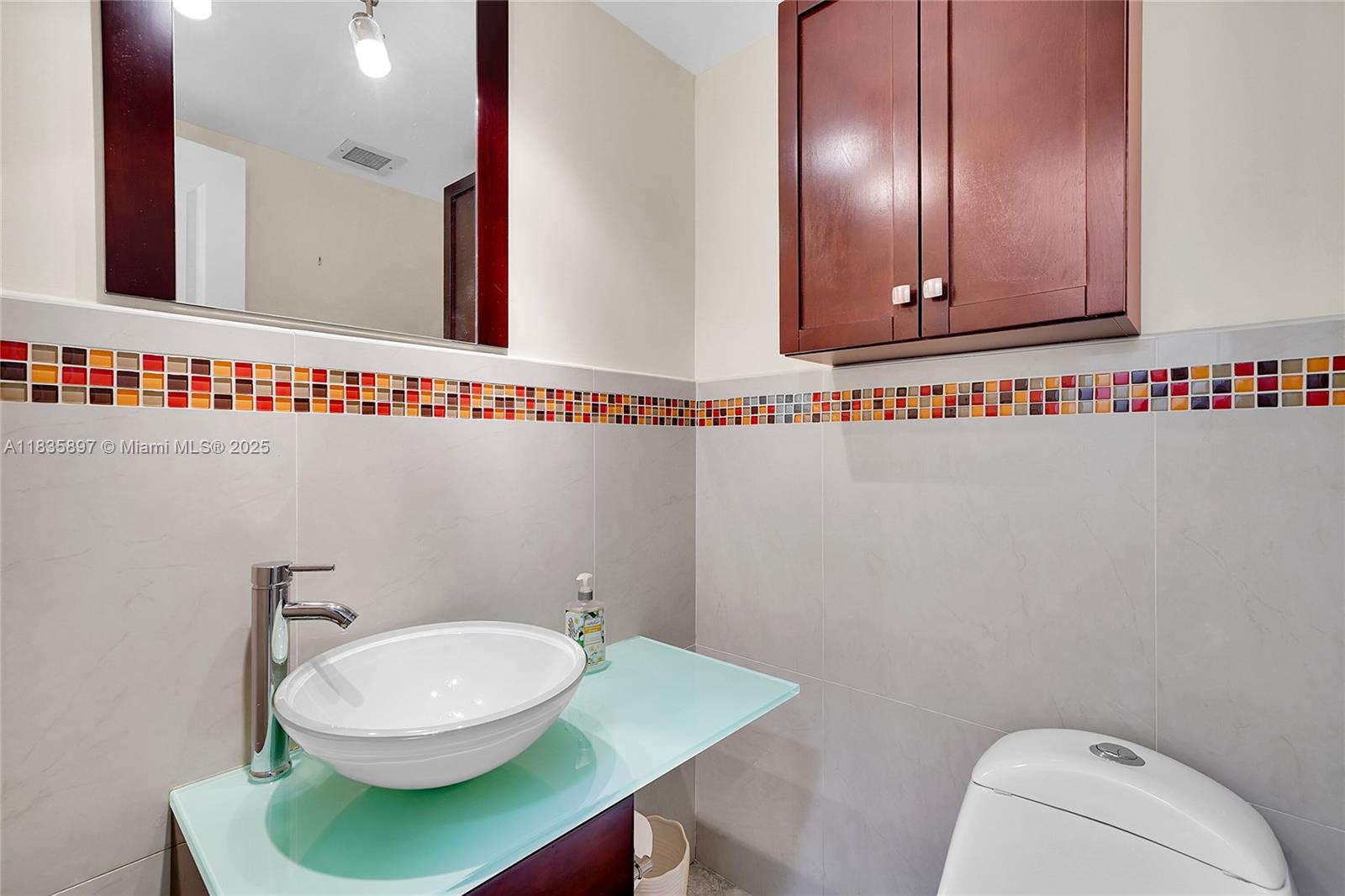 See details 21M 1 / 2 870 sq. ft. $ 2025-07-07 0 Photo