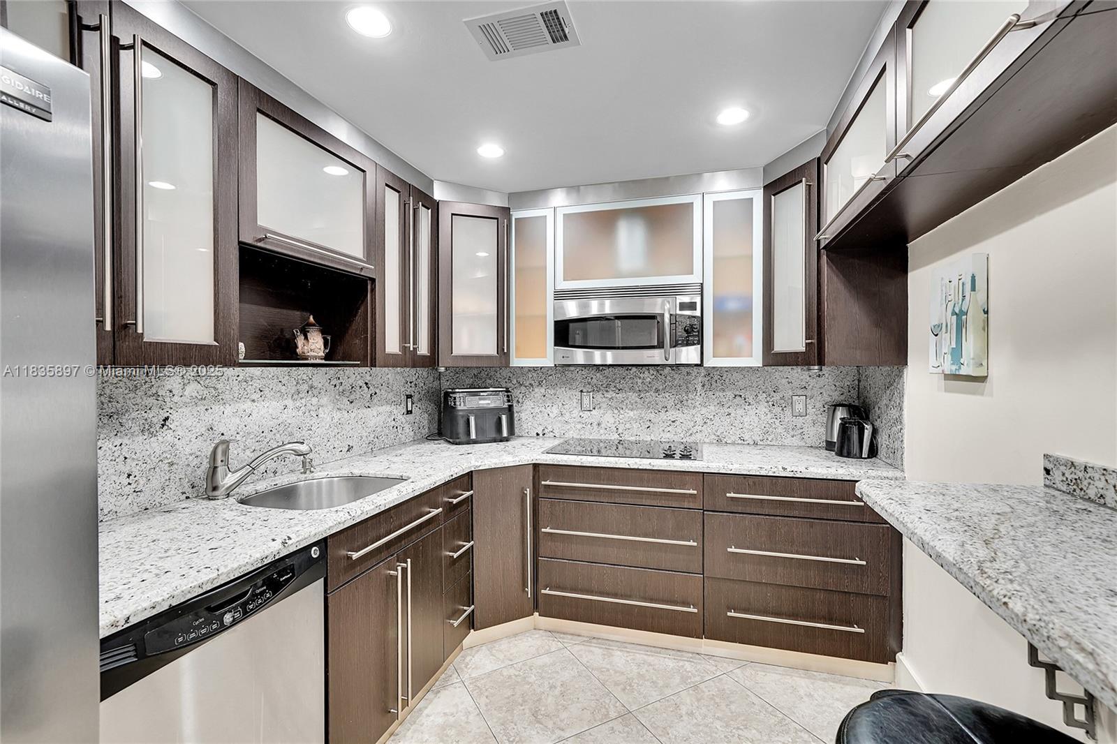See details 21M 1 / 2 870 sq. ft. $ 2025-07-07 0 Photo