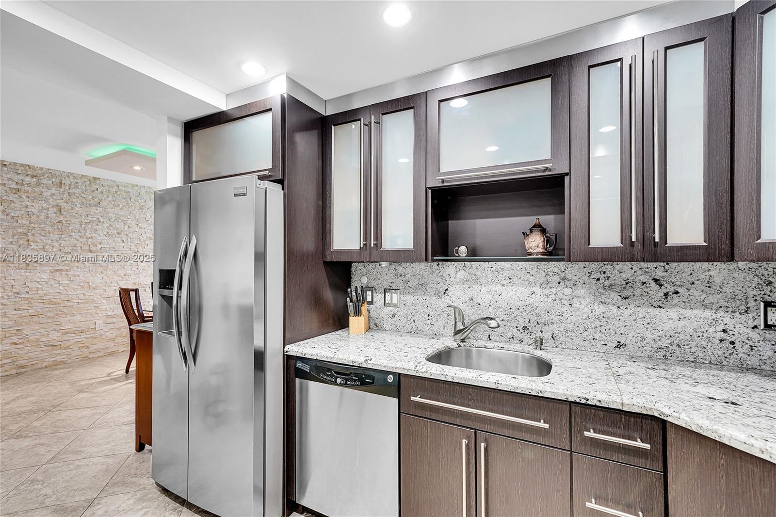 See details 21M 1 / 2 870 sq. ft. $ 2025-07-07 0 Photo