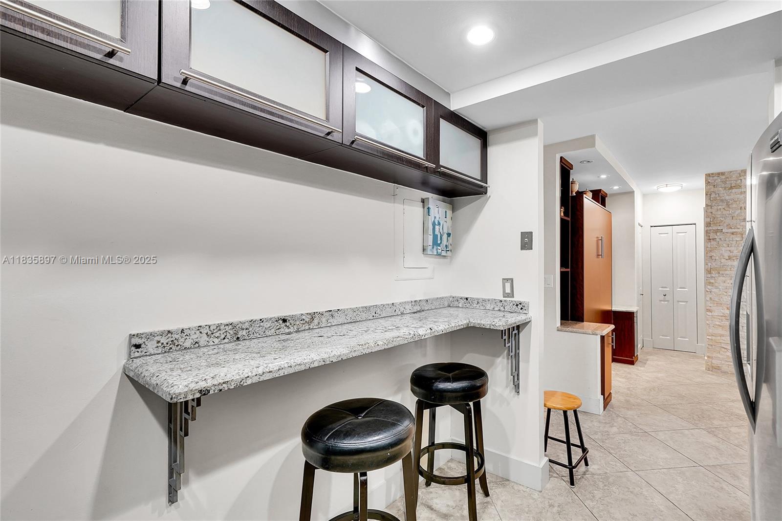 See details 21M 1 / 2 870 sq. ft. $ 2025-07-07 0 Photo