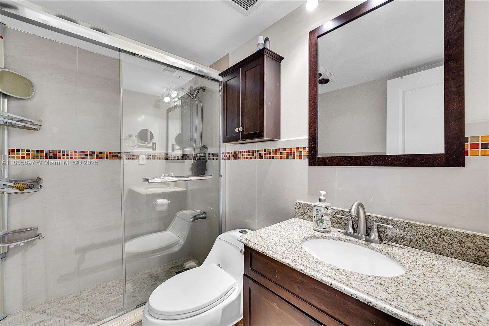See details 21M 1 / 2 870 sq. ft. $ 2025-07-07 0 Photo