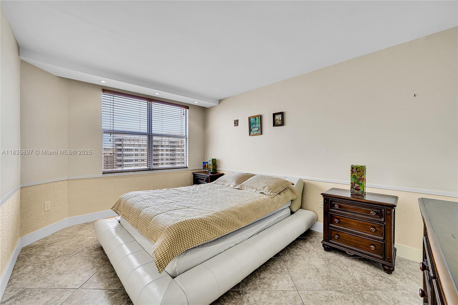 See details 21M 1 / 2 870 sq. ft. $ 2025-07-07 0 Photo
