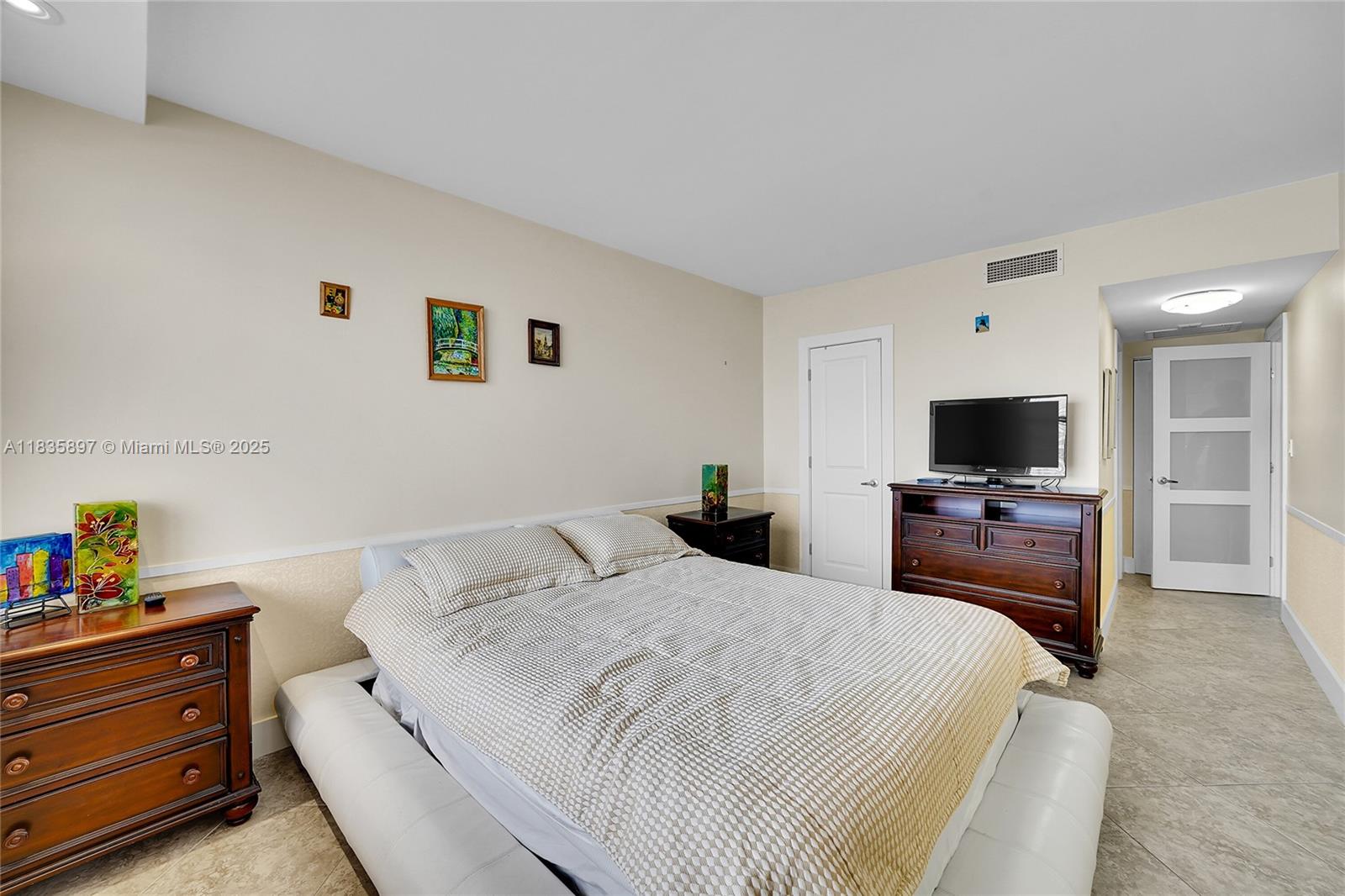 See details 21M 1 / 2 870 sq. ft. $ 2025-07-07 0 Photo