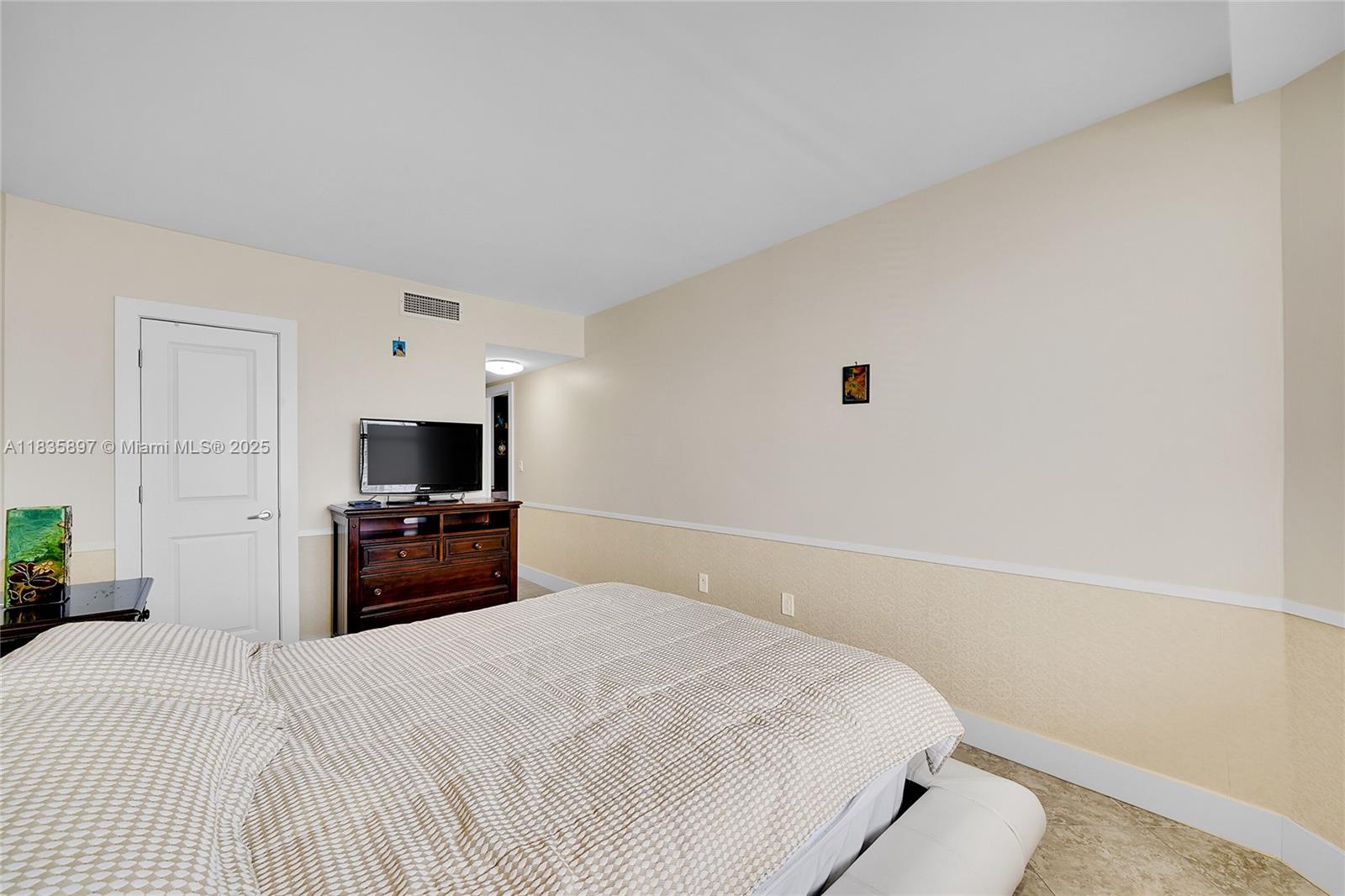 See details 21M 1 / 2 870 sq. ft. $ 2025-07-07 0 Photo