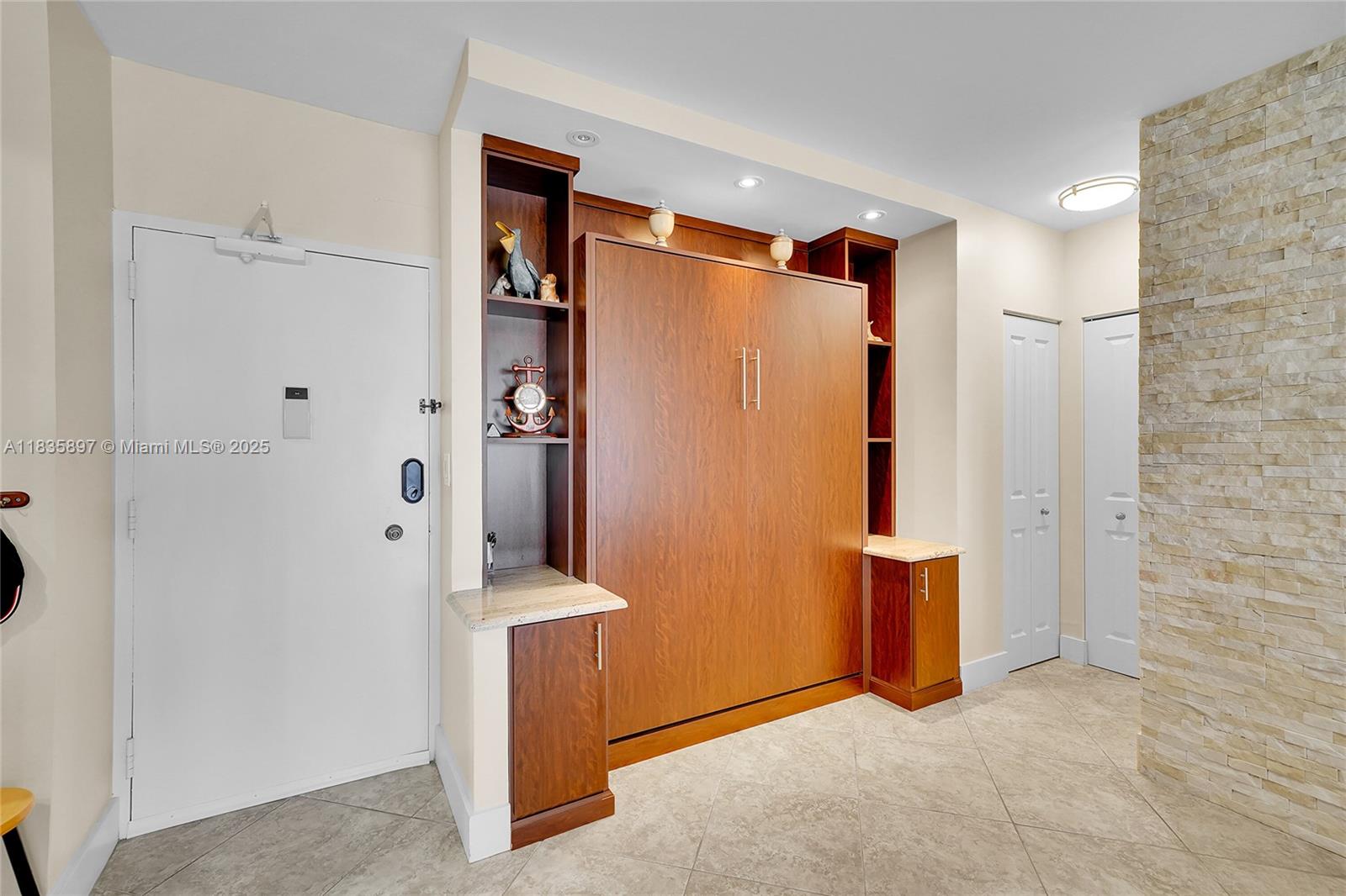 See details 21M 1 / 2 870 sq. ft. $ 2025-07-07 0 Photo