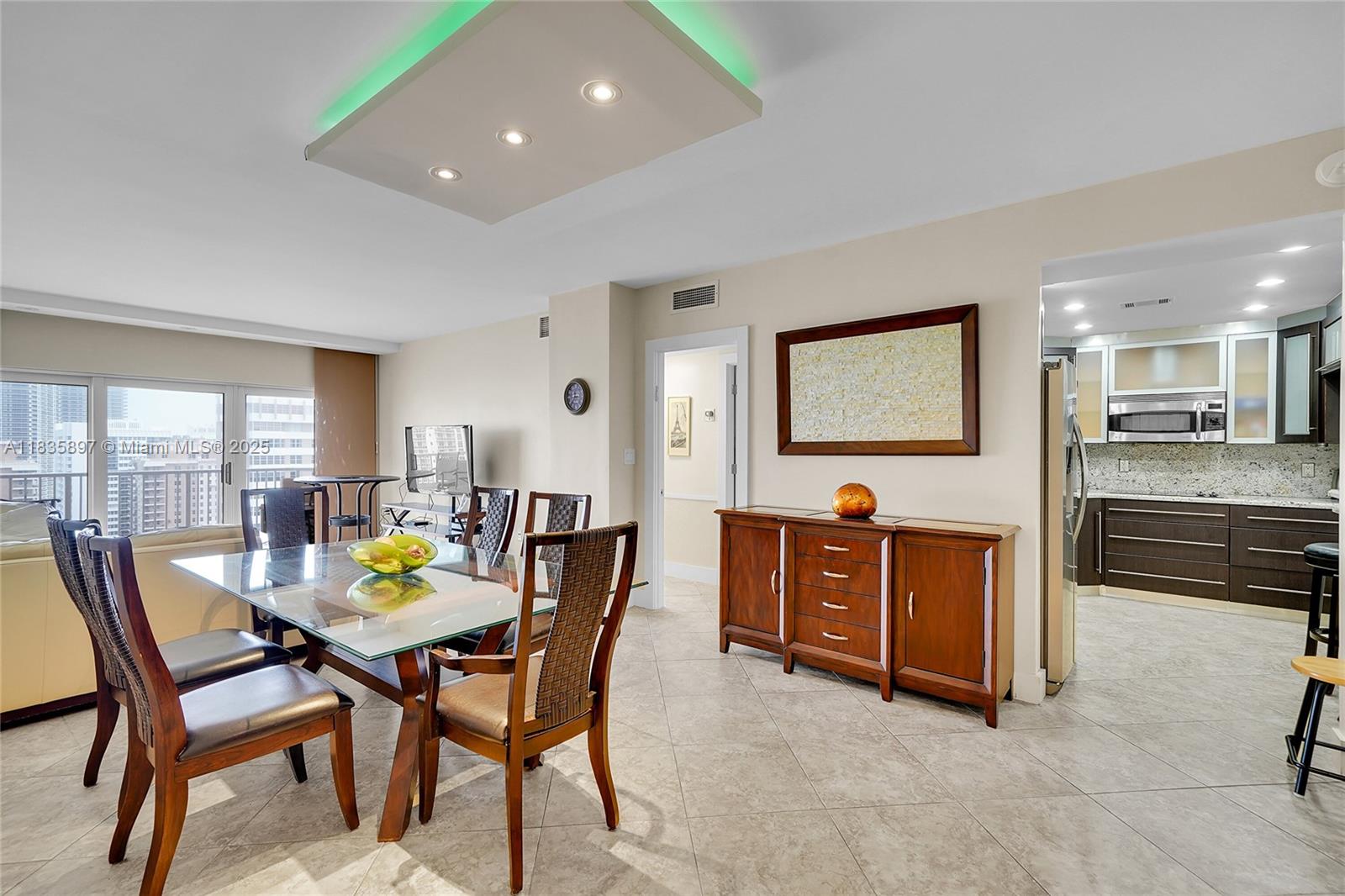 See details 21M 1 / 2 870 sq. ft. $ 2025-07-07 0 Photo