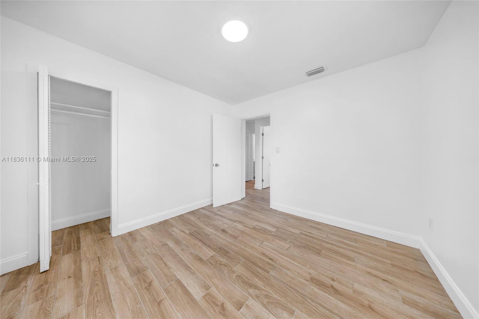   /  2100 sq. ft. $ 2025-11-14 0 foto