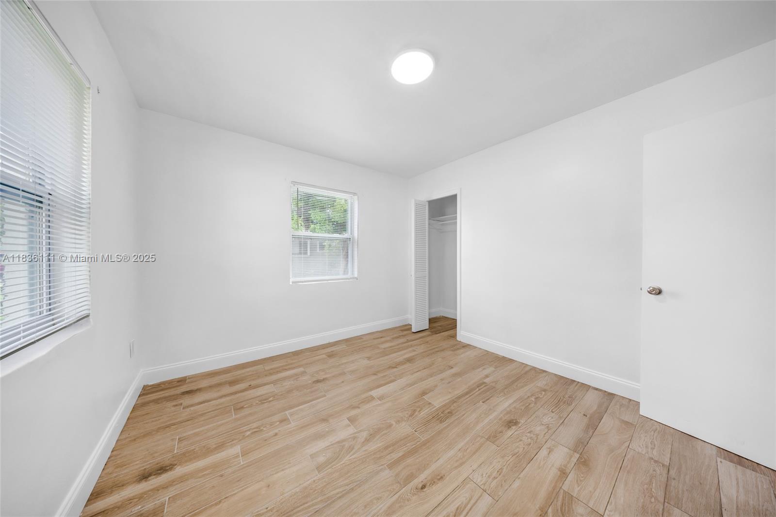   /  2100 sq. ft. $ 2025-11-14 0 foto