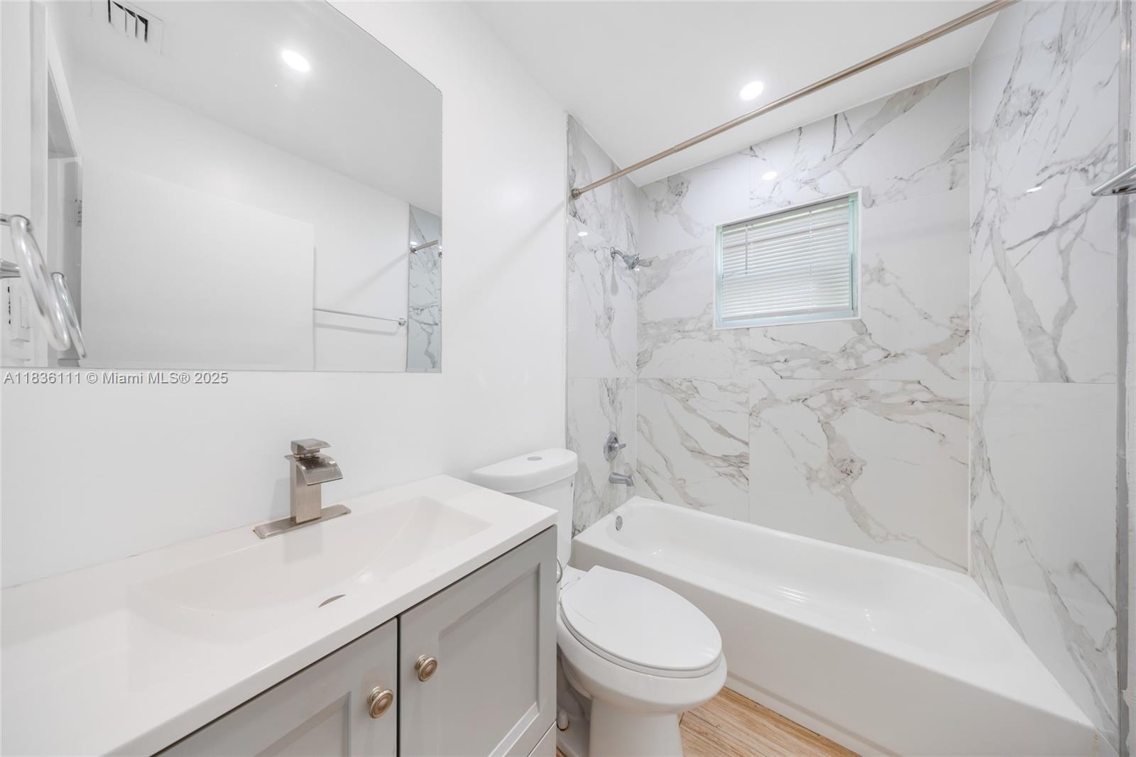   /  2100 sq. ft. $ 2025-11-14 0 foto