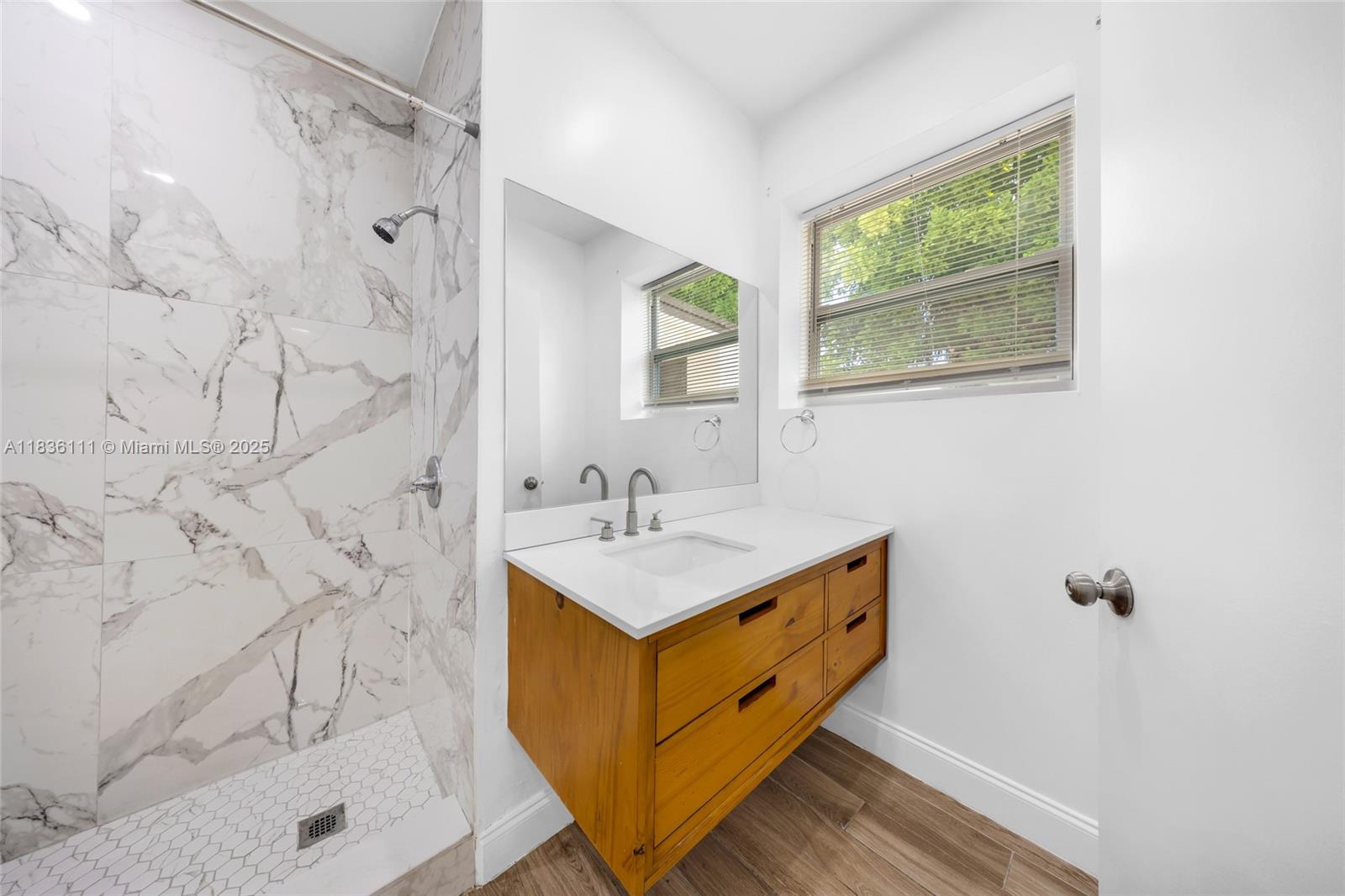   /  2100 sq. ft. $ 2025-11-14 0 foto