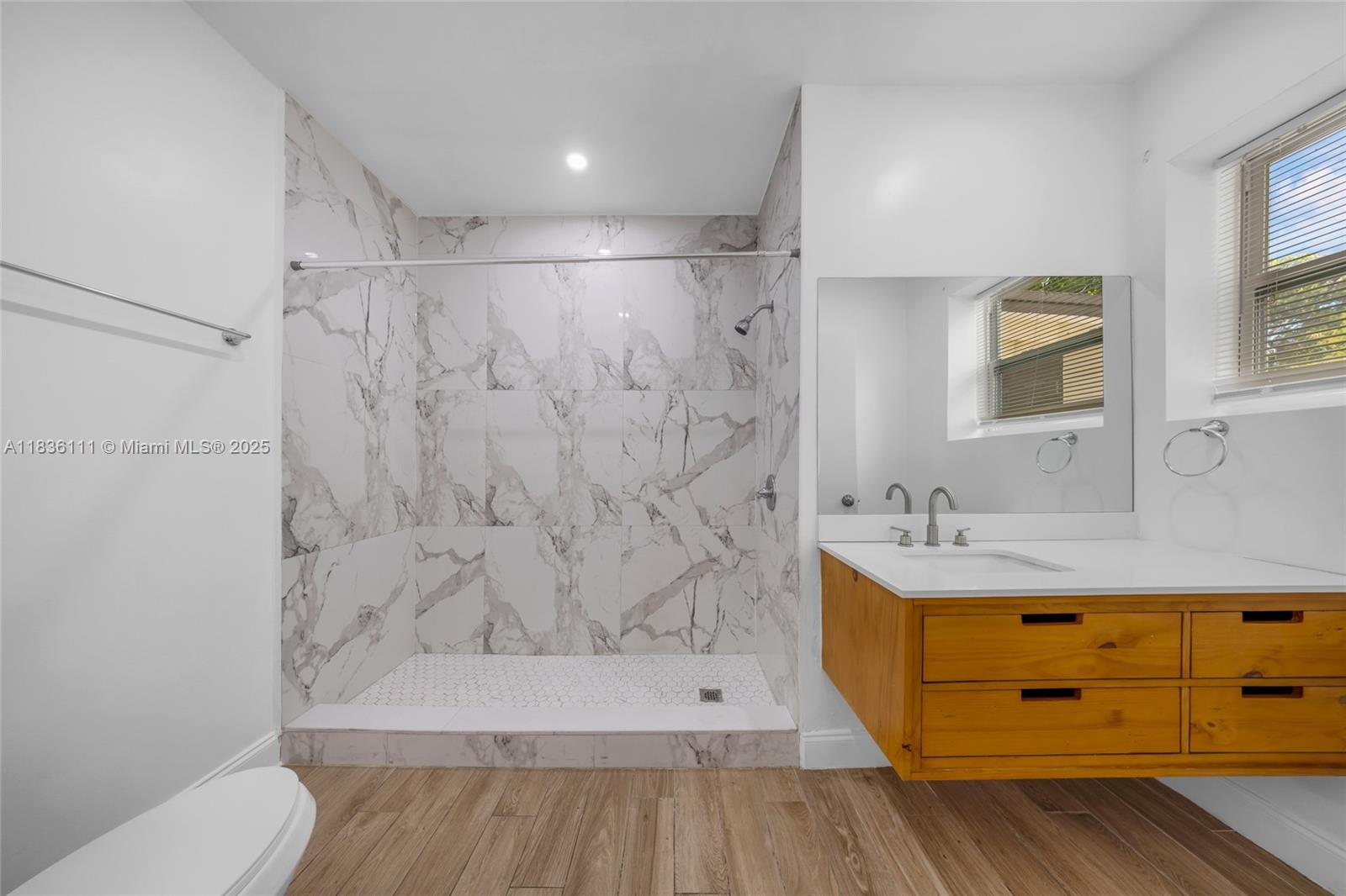   /  2100 sq. ft. $ 2025-11-14 0 foto