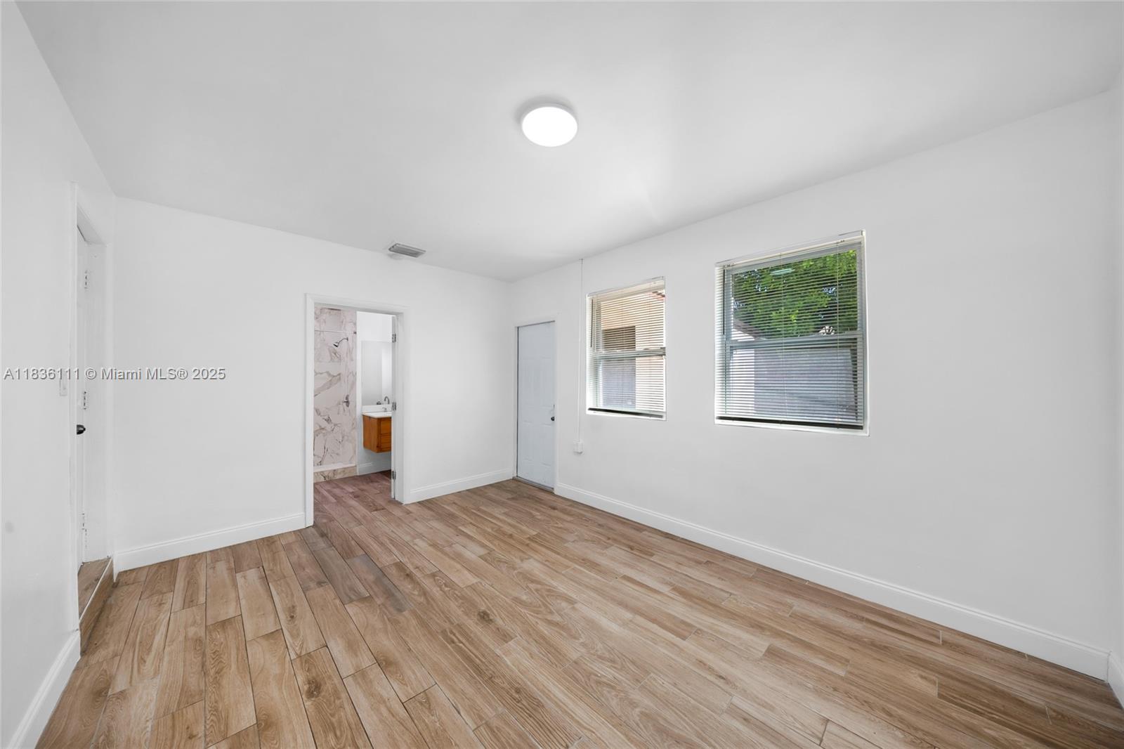   /  2100 sq. ft. $ 2025-11-14 0 foto