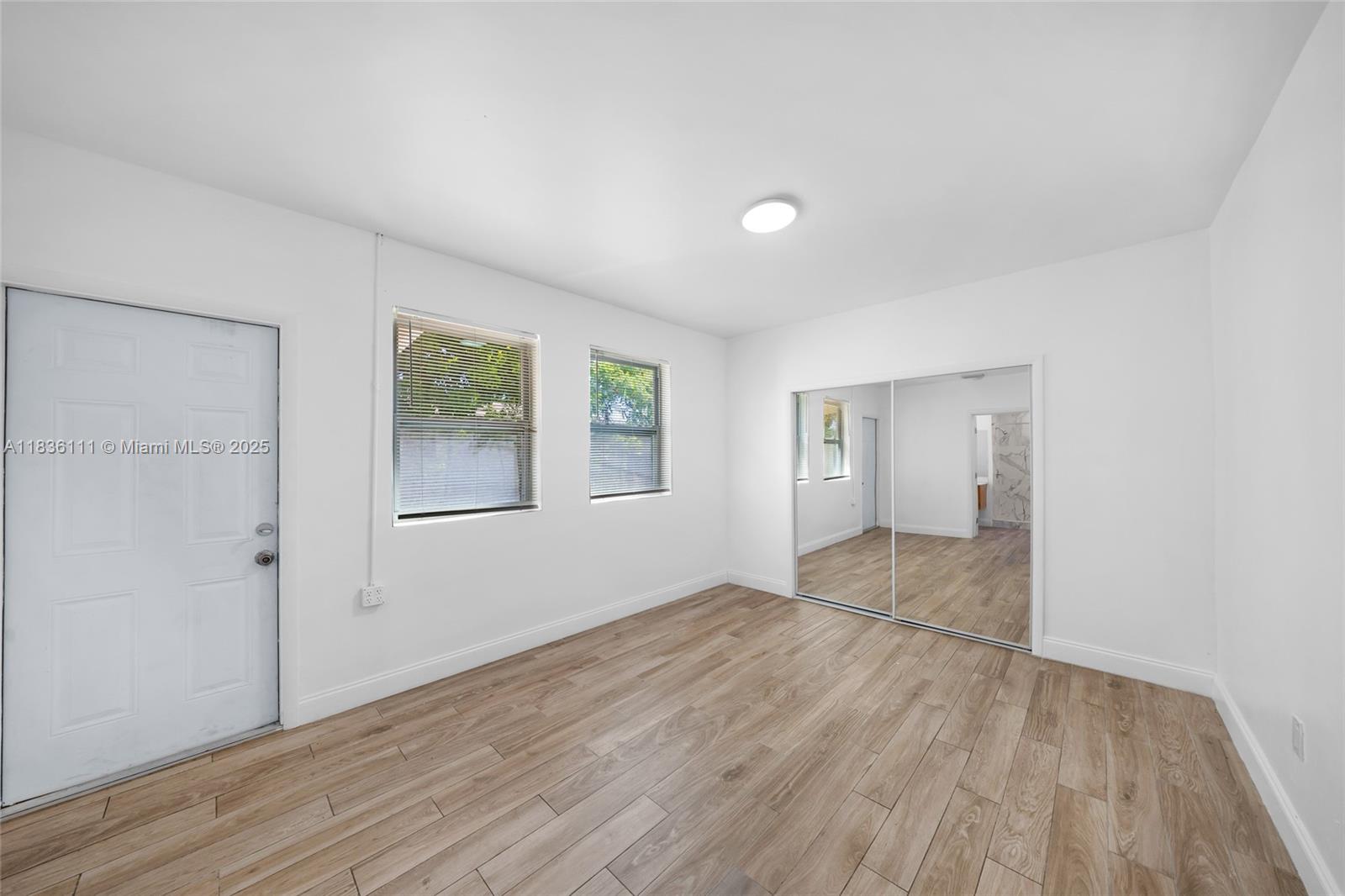   /  2100 sq. ft. $ 2025-11-14 0 foto