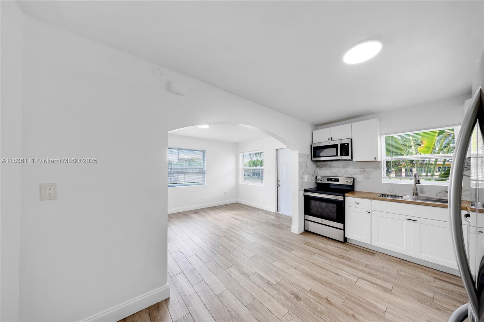   /  2100 sq. ft. $ 2025-11-14 0 foto