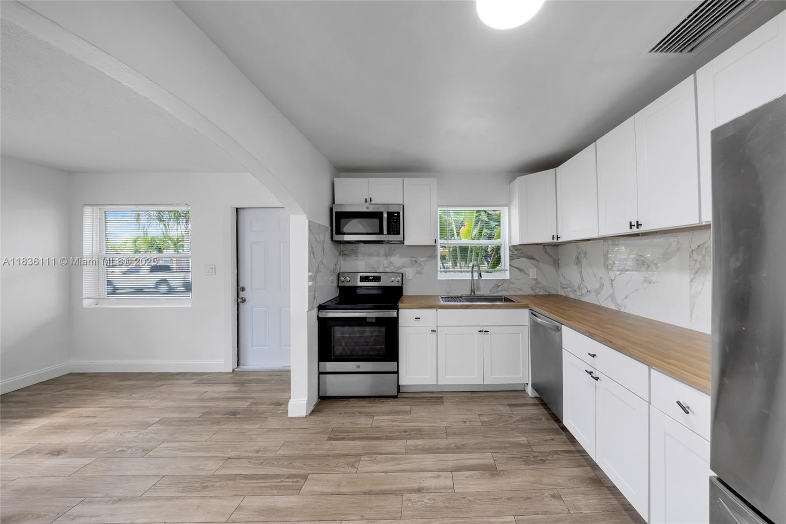   /  2100 sq. ft. $ 2025-11-14 0 foto