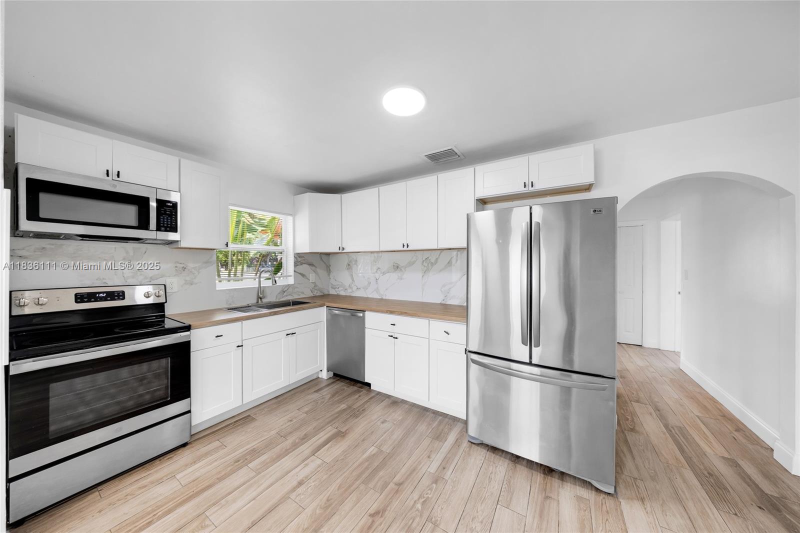   /  2100 sq. ft. $ 2025-11-14 0 foto