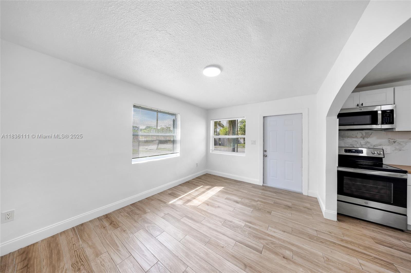   /  2100 sq. ft. $ 2025-11-14 0 foto