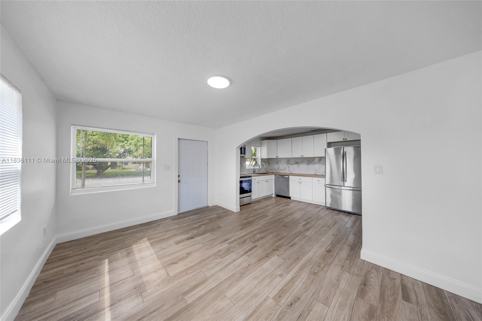   /  2100 sq. ft. $ 2025-11-14 0 foto