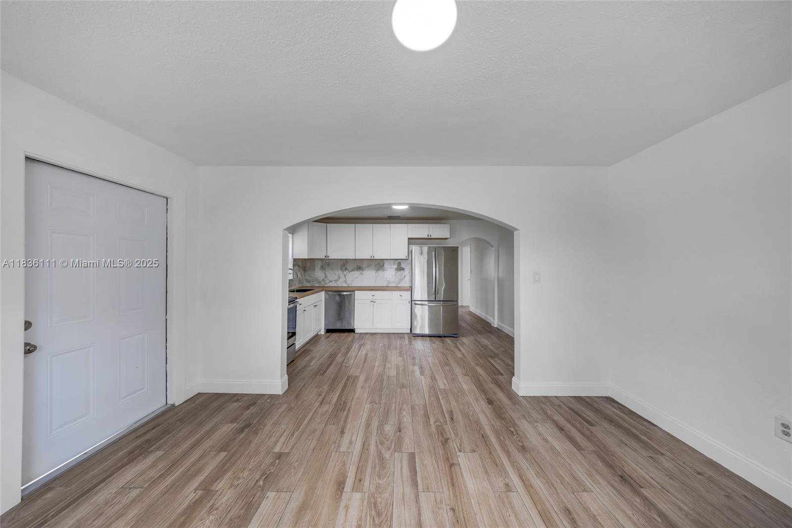   /  2100 sq. ft. $ 2025-11-14 0 foto