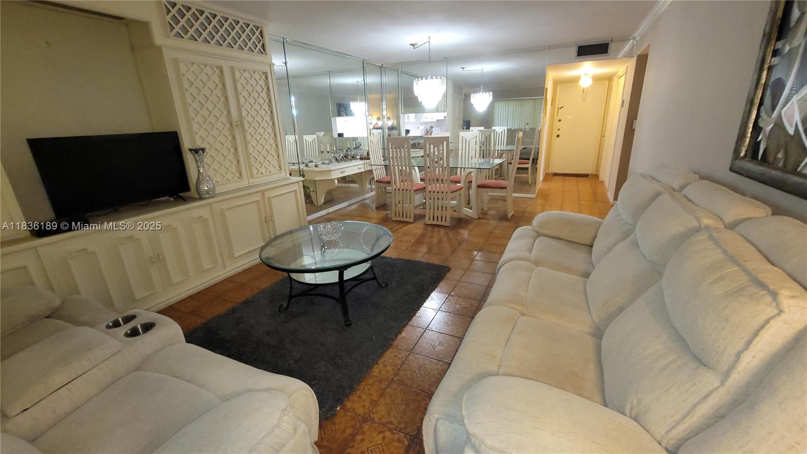 See details 110 2 / 2 992 sq. ft. $ 2025-07-08 0 Photo