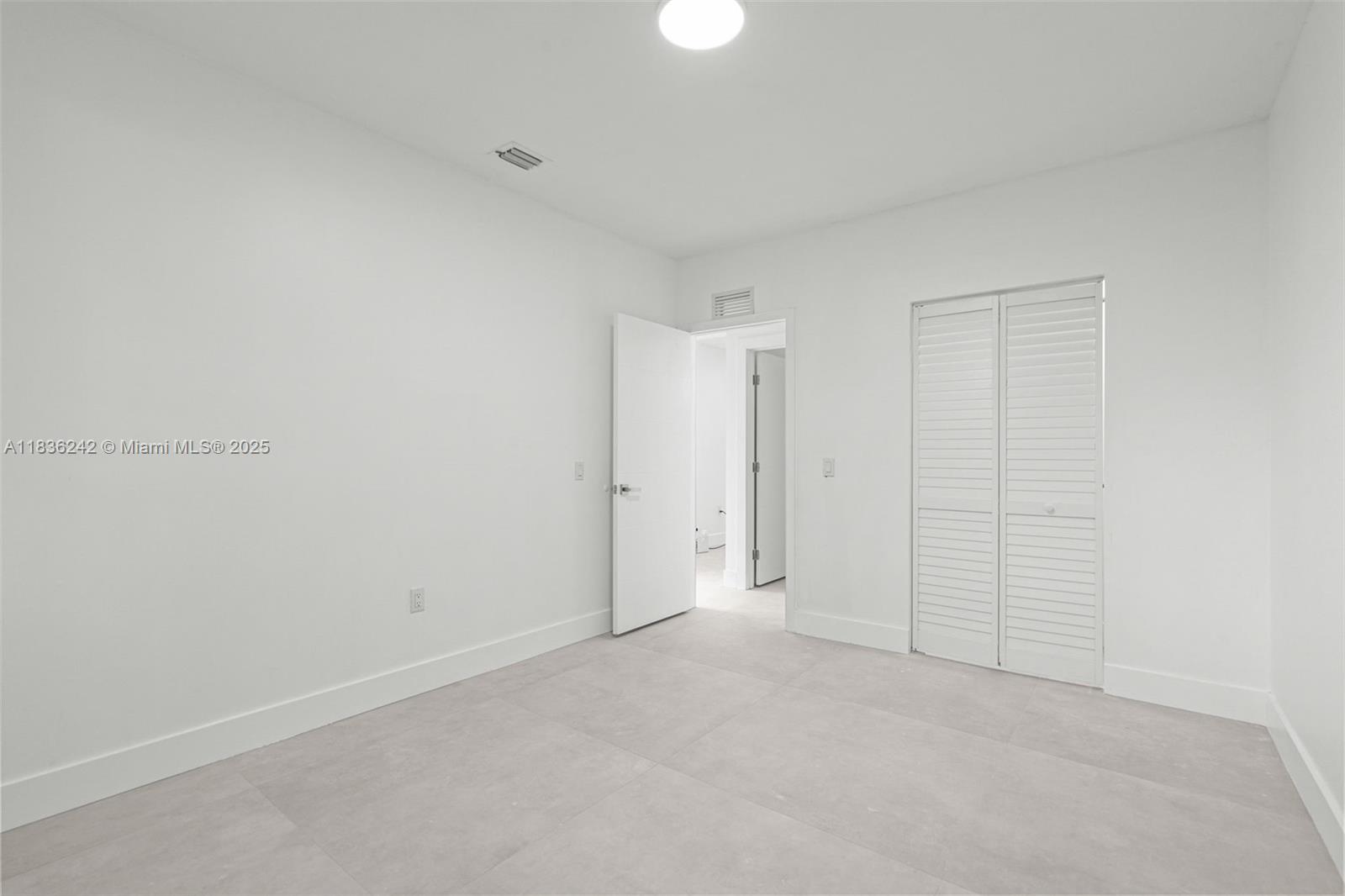 See details / 3904 sq. ft. $ 2025-08-03 0 Photo