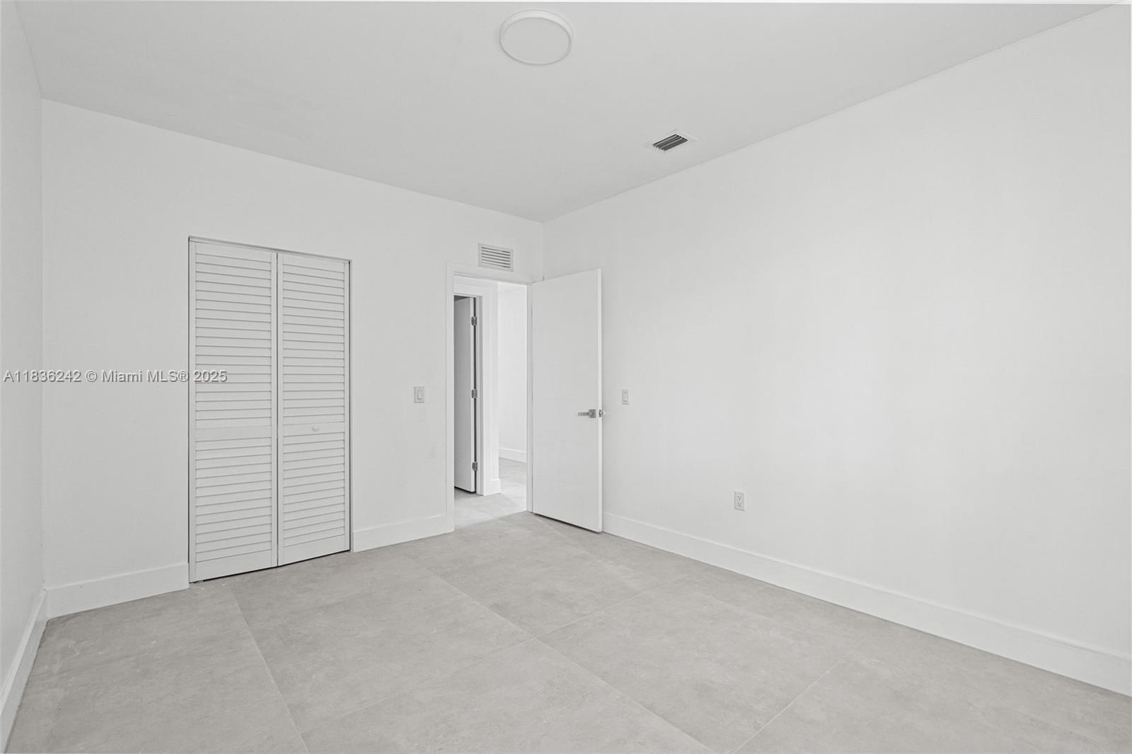 See details / 3904 sq. ft. $ 2025-08-03 0 Photo